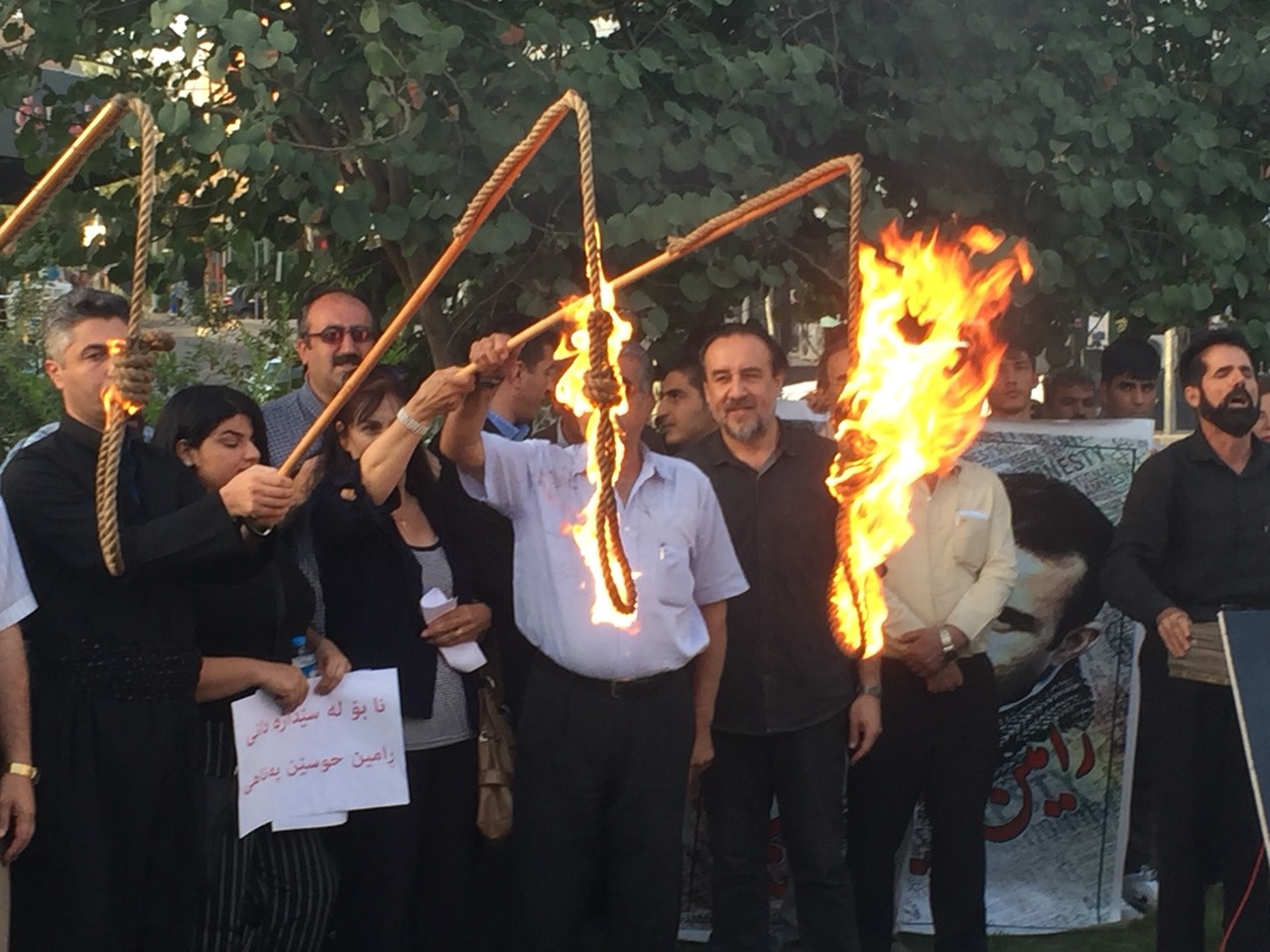 به‌ وێنه‌.. ژماره‌يه‌ك چالاكوان دژى بڕيارێكى له‌سێداره‌دان گردبوونه‌وه‌